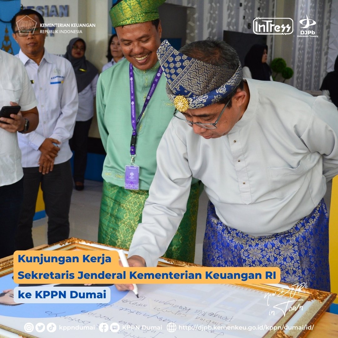 kppndumai's tweet photo. Dumai, (01/06) 
Hai Sobat #InTress👋

Kunjungan Kerja Sekretaris Jenderal Kementerian Keuangan RI ke KPPN Dumai yang dilakukan setelah Upacara Peringatan Hari Lahir Pancasila yang digelar di Lapangan Garuda PT Pertamina Hulu Rokan (PHR) Kota Dumai. https://t.co/MwS2ZuIyNR