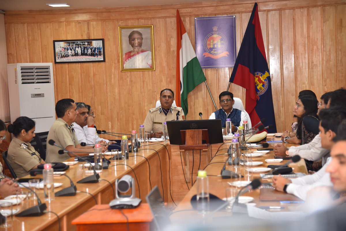 AndamanPolice's tweet photo. In a milestone event, South Andaman District Police received ISO 9001:2015 certification for all the Nine Police Stations, three SDPO offices and SP district office. 
The ceremony was Chaired by Chief Secretary of Andaman & Nicobar Administration Shri Keshav Chandra, IAS in the presence of Director General of Police Shri Devesh Chandra Srivastva, IPS and other senior officers of Administration and Police. 
This makes South Andaman District the first district in the country with all the L&O police establishments meeting the stringent standards of excellence with focus on community facilitation and convenience. 
Congratulations to the @SP_SouthAndaman and team for this outstanding achievement! 
#CitizensFirst  #CommunityPolicing

For more info: https://t.co/bTq95uVinv

एक महत्वपुर्ण कार्य सिद्ध करते हुए , दक्षिण अंडमान जिला पुलिस को सभी नौ पुलिस स्टेशनों, तीन एसडीपीओ कार्यालयों और एसपी जिला कार्यालय के लिए आईएसओ 9001:2015 प्रमाणन प्राप्त हुआ। 

समारोह की अध्यक्षता अंडमान और निकोबार प्रशासन के मुख्य सचिव श्री केशव चंद्र, आईएएस ने पुलिस महानिदेशक श्री देवेश चंद्र श्रीवास्तव, आईपीएस और प्रशासन व पुलिस के अन्य वरिष्ठ अधिकारियों की उपस्थिति में की। 

यह दक्षिण अंडमान जिले को देश का पहला जिला बनाता है जहां सभी क़ानून व्यवस्था पुलिस प्रतिष्ठान सामुदायिक सेवा और सुविधा पर ध्यान देने के साथ उत्कृष्टता के कड़े मानकों को पूरा करते हैं। 

इस उत्कृष्ट उपलब्धि के लिए @SP_SouthAndaman और टीम को बधाई!