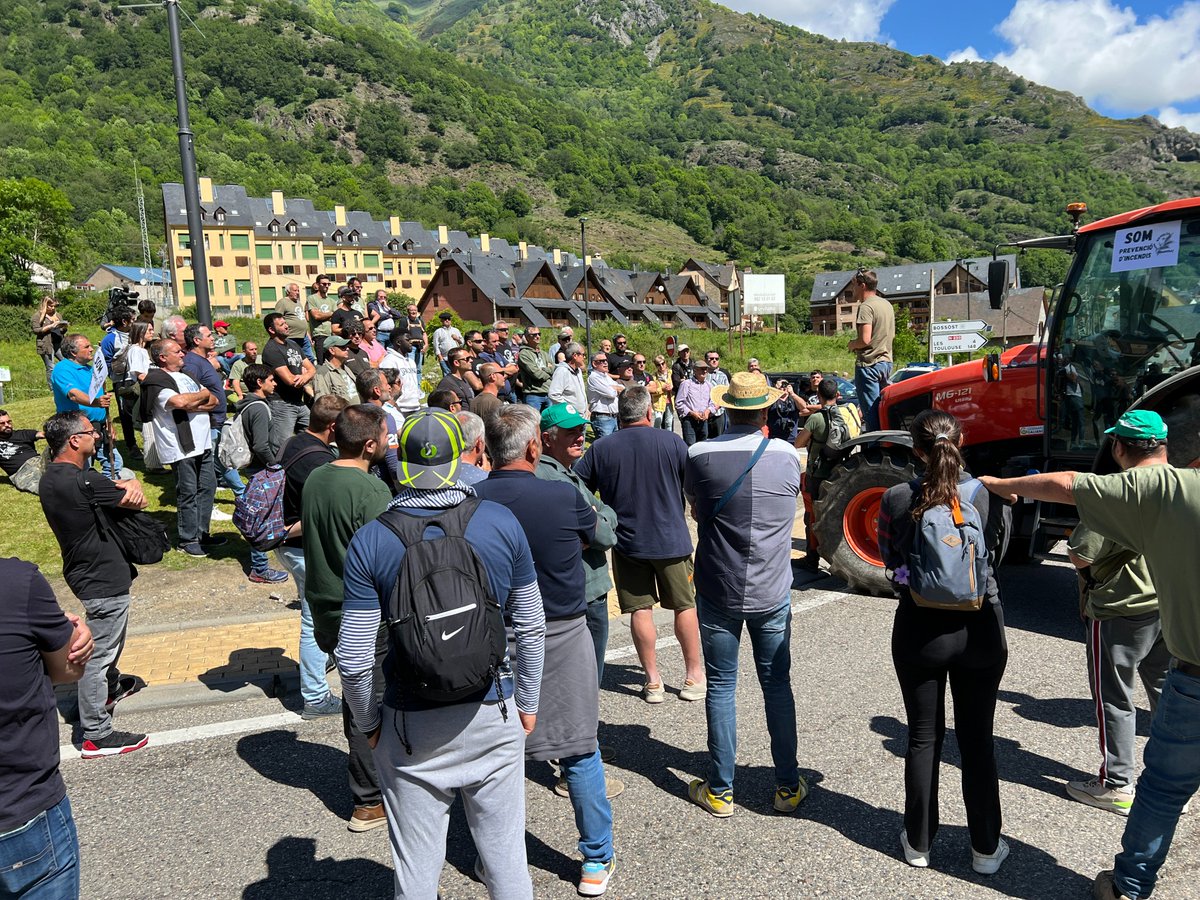 Manifestacions pageses a la frontera a les vigílies de les eleccions europees 🔊L’anàlisi amb @InesGranollers i @amrqs cadenaser.com/cataluna/2024/… a través de @SERLleida