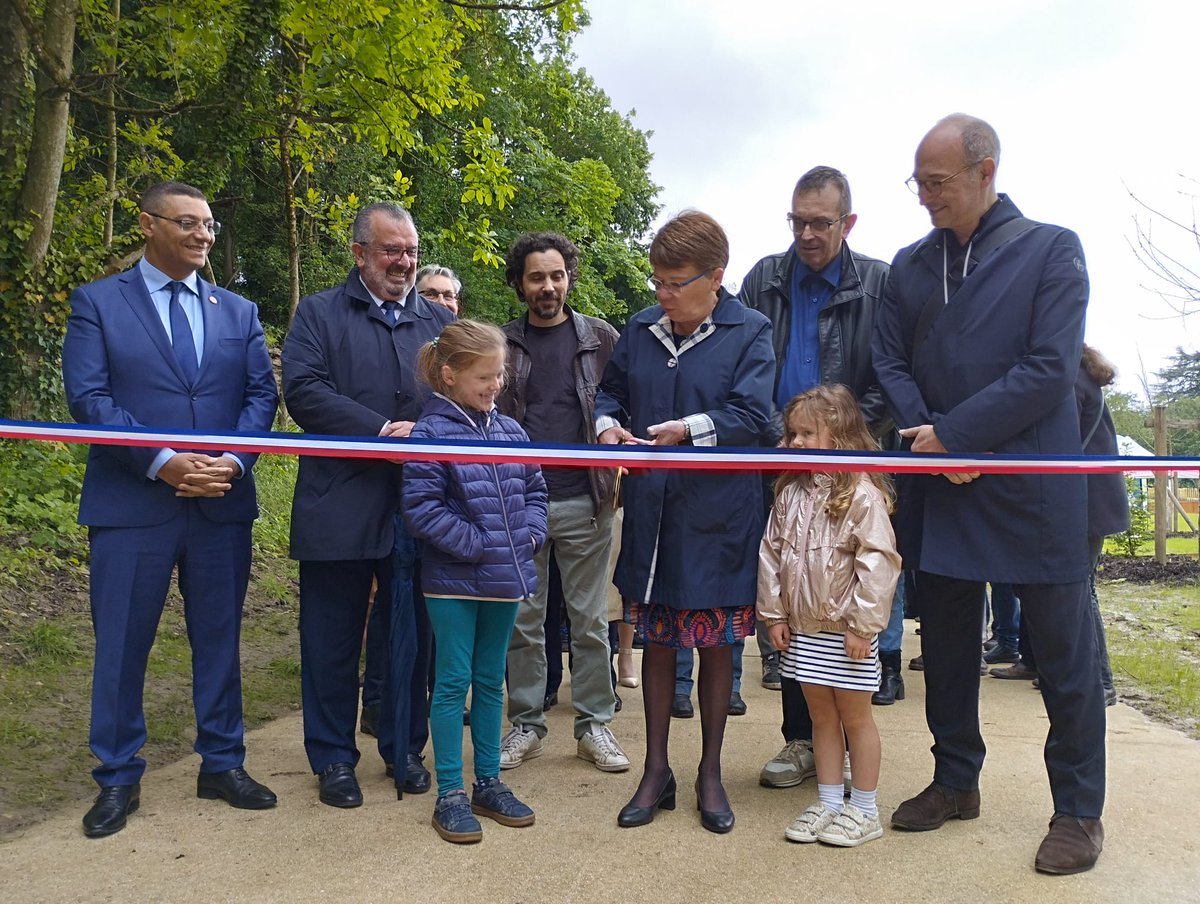 #laVegetale fait son chemin ! Désormais accessible de bout en bout grâce aux aménagements des Hauts de <a href="/LimeilBrevannes/">Limeil-Brevannes 🇫🇷</a>, inaugurés ce we en présence de la Présidente <a href="/F_Lecoufle/">Françoise Lecoufle</a> et <a href="/OlivierFJB/">Olivier Blond</a>, conseiller régional et vice-président d' <a href="/idfnature/">Île-de-France Nature</a> 
+ d'infos lavegetale.fr