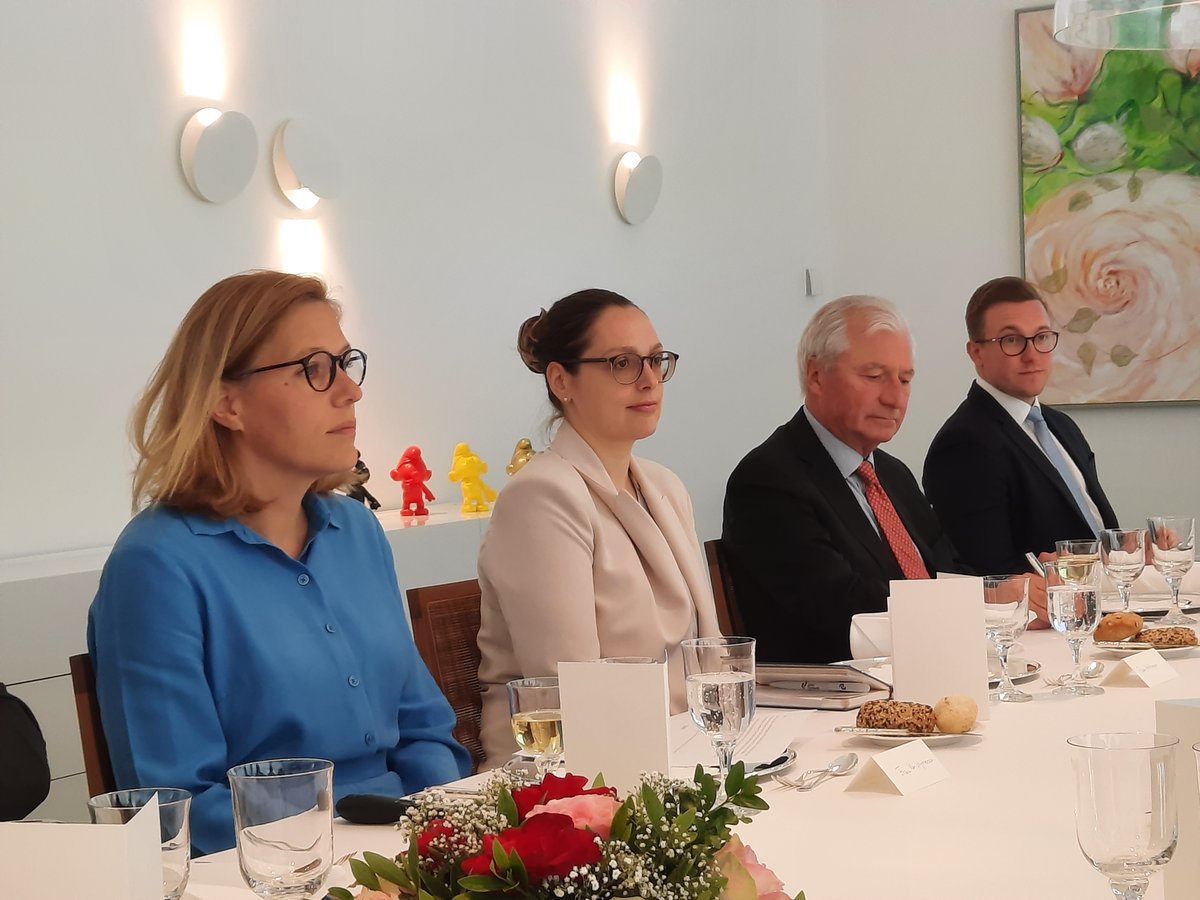 🇧🇪nat. drugscommissaris <a href="/IneWymersch/">Ine Van Wymersch</a> eregast bij de 🇩🇪Econ. Kring. Georganiseerde drugscriminaliteit is een miljardenbusiness &amp; kan alleen succesvol worden bestreden als de samenleving – staat, economie &amp; burgers – samenwerkt. Dat was het thema vandaag. Bedankt voor de inzichten!