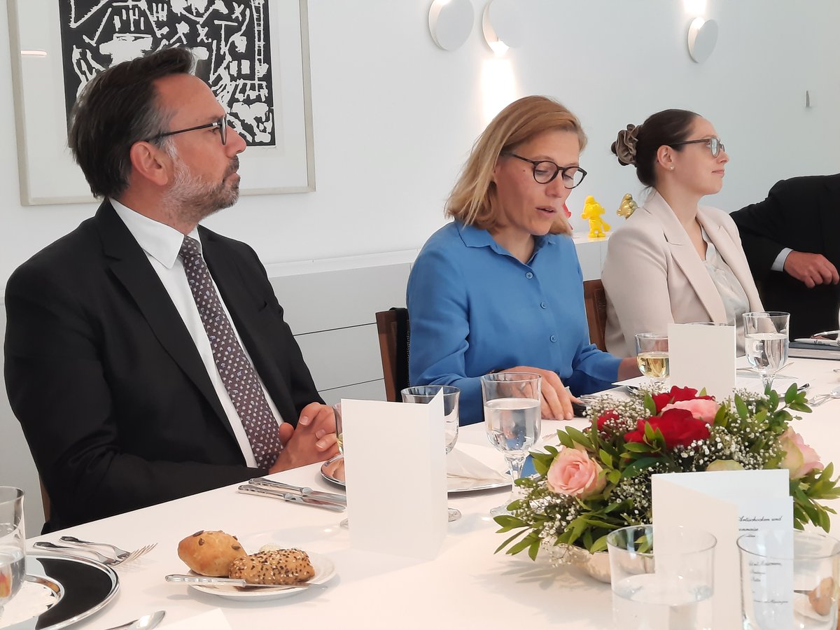 Commissaire féd. 🇧🇪 <a href="/IneWymersch/">Ine Van Wymersch</a> au Cercle économ. 🇩🇪 ajd: Le crime organisé lié à la drogue = économie qui pèse des milliards et ne peut être combattu avec succès par la société –État, économie &amp; citoyen(ne)s– que si elle fait front uni. Merci pour le tour d’horizon instructif!