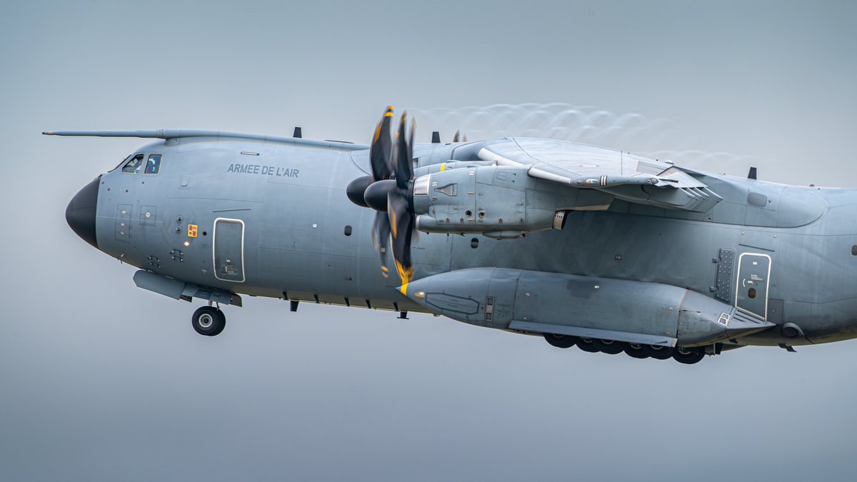L'A400m au meeting de Limoges. Malheureusement pas de démo à cause du plafond à 600pieds, mais quand même très sympa à voir 😁