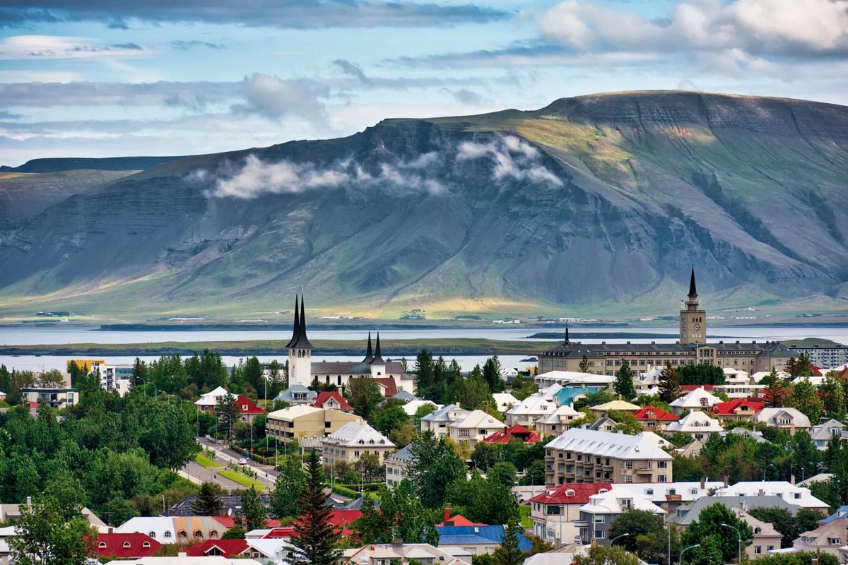 🇮🇸 ICELANDS STARTUP SCENE IS MAKING THE MOST WITH ITS RESOURCES Iceland’s Minister of Higher Education, Science and Innovation, Áslaug Arna Sigurbjörnsdóttir: “We need more pillars to our economy.” With that, Icelandic startups have the answer. Medtech company Kerecis uses