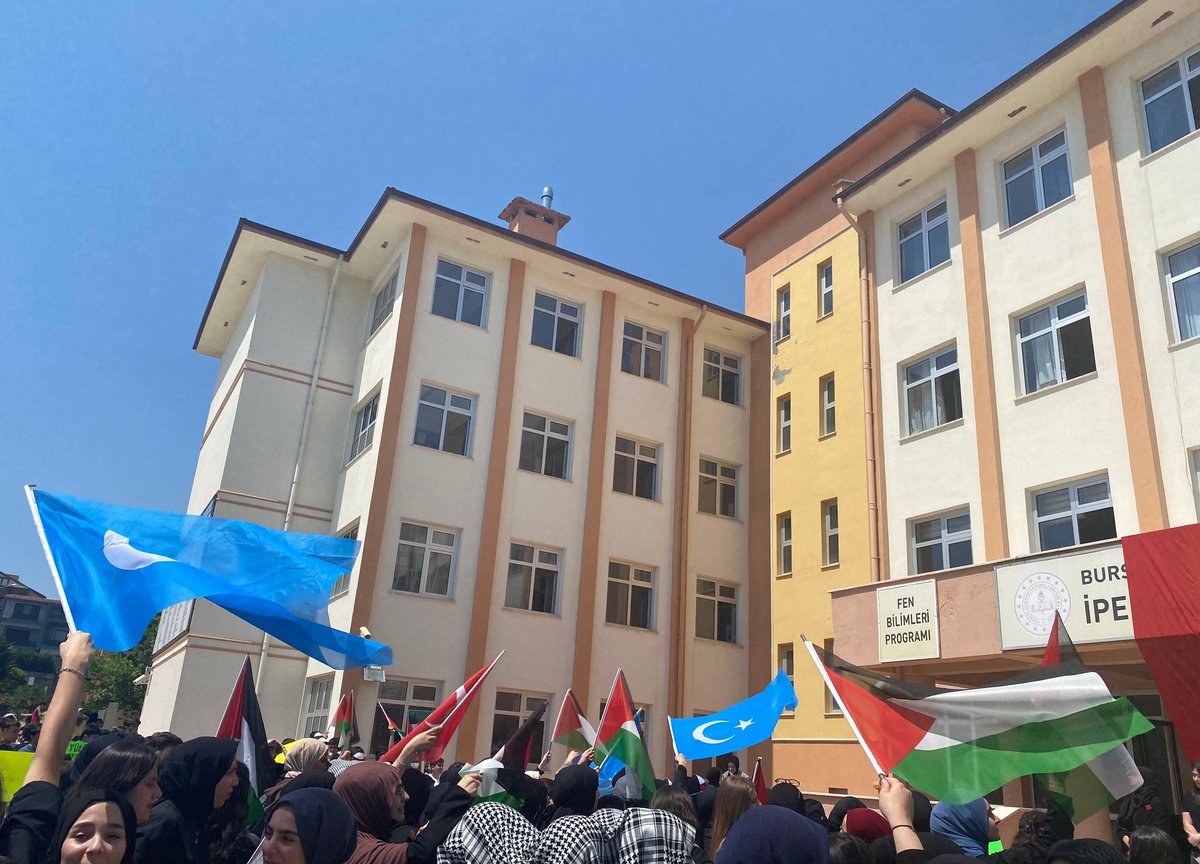 ipekcilikaihl's tweet photo. #highschoolintifada 
Özgürlük gelene dek susmayacağız! https://t.co/Ia1TWUAogR
