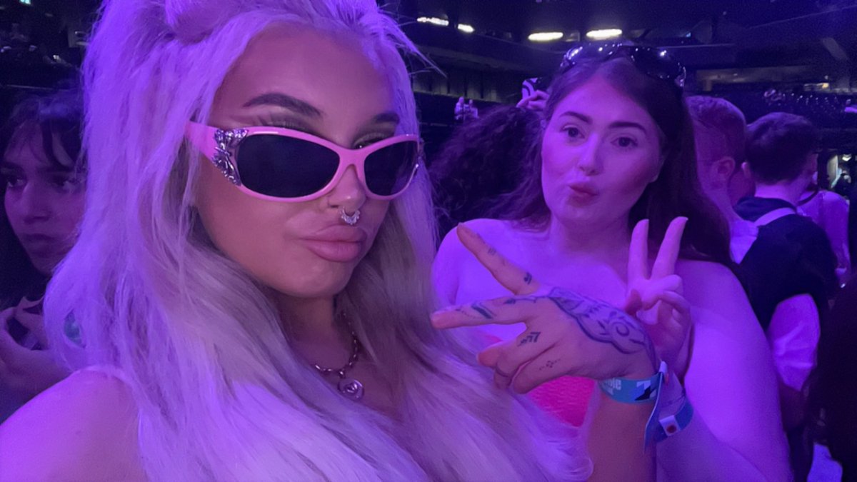 Waiting for you MOTHER 💕🌸💓💗 #GagcityMANCHESTER #PINKFRIDAY2TOUR