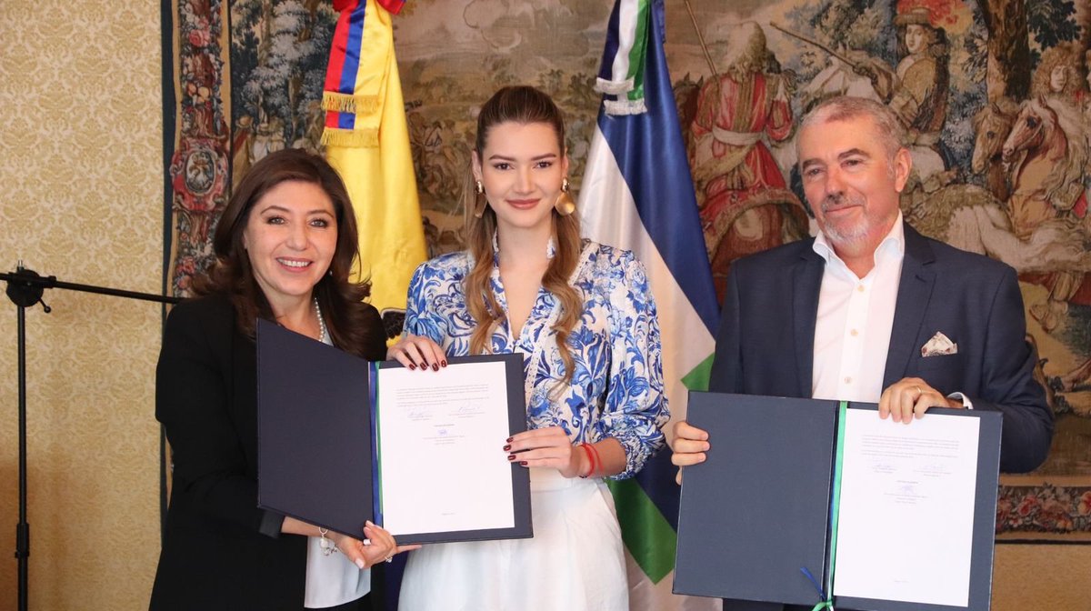 ¡Juntos construimos #ElNuevoEcuador 🇪🇨!

Esta mañana, la Ministra <a href="/SadeFritschiEc/">Sade Fritschi</a> participó como invitada de honor en la firma de 4️⃣ convenios de cooperación técnica no reembolsable 🤝 entre el Gobierno y la <a href="/AgendaCAF/">CAF</a>, a fin de promover el desarrollo sostenible en el país.