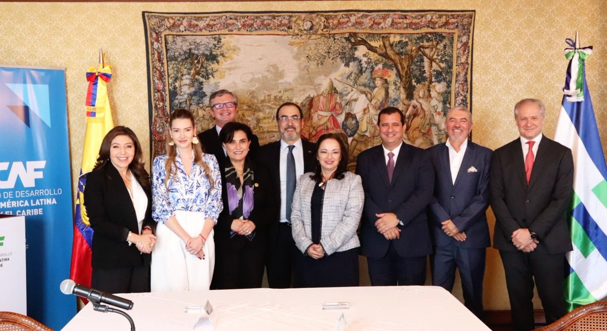 Uno de los convenios fue con <a href="/jocotoco_org/">FundaciónJocotoco</a>  y la representante de CAF en 🇪🇨 <a href="/PattyAlbortaCAF/">Patricia Alborta</a> para:

💚Restauración ecológica del Parque #Galápagos.
💙Traslocación de aves y serpientes, de especies amenazadas de las islas:
Floreana, Santa Cruz, Rábida, Pinzón, Santa Fe y Santiago.