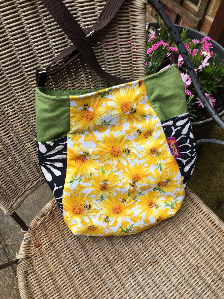 Hello #womaninbizhour ! 3 ‘happy bags’ finished (not all today😂) 2 side pockets, 1 zipped inside pocket, magnetic popper closure and adj strap - want to find out more? Feel free to ask always happy to help! #monday #seaside #sunflowers