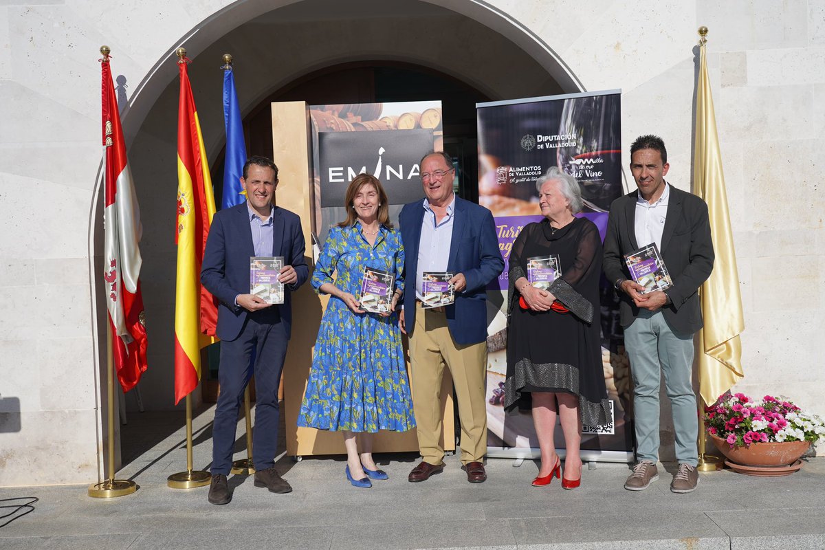 Dip_Va's tweet photo. 📖  Presentación de la primera Guía de Turismo Agroalimentario de la provincia de Valladolid.

➡️ El presidente @Conrado_Iscar acompañado de Carlos Moro en @Matarromera destaca que:

🗣️ Esta Guía es una herramienta para  posicionar la provincia de Valladolid en el mapa turístico y gastronómico nacional e internacional.

🔗 https://t.co/feIuEzbH6Z