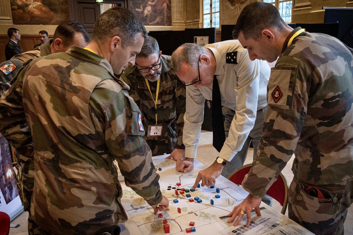 Wargame 👊 "Le jeu de guerre" a plus de 200 ans et reste d’actualité ! Un outil pour concevoir et éprouver des manœuvres comme s’entraîner à la prise de décision.
Sous l’égide du <a href="/CombatsFuturs/">Commandement du combat futur</a>, le wargame prépare les chefs de l’@armeedeterre, du lieutenant au général.
#PrépaOps