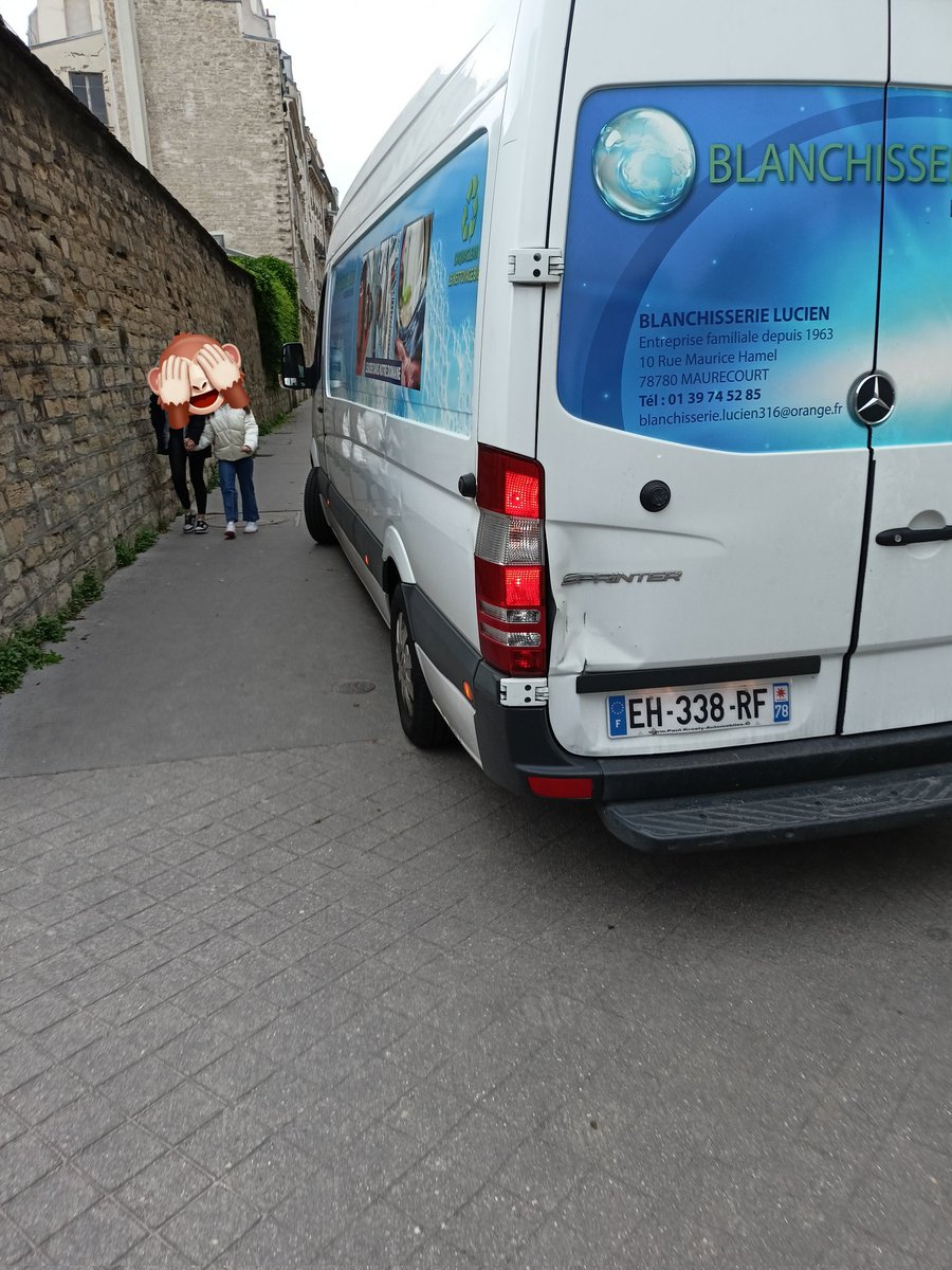 Et la police nationale préfère donner des trousses plutôt que de sécuriser le parcours des enfants sur le chemin de l'école 🫣