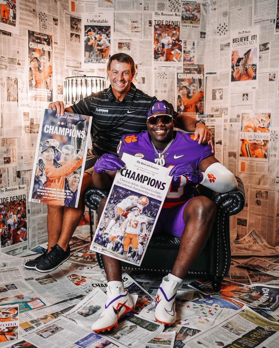 247Sports's tweet photo. 5⭐️ OT David Sanders Jr. dropped his Clemson visit pics from the weekend 🔥

Where will the No. 1 OT in the country land? 👀

(📸 @DavidLSandersJr) 

https://t.co/7yENvpS8li https://t.co/TO2UU2Nqtn