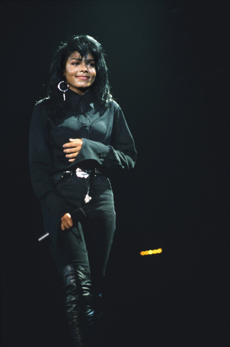 June 1990: 24-year-old <a href="/JanetJackson/">Janet Jackson</a> played SEVEN nights of her Rhythm Nation Tour here, performing for over 100,000 fans.

June 2024: Miss Jackson returns to the Kia Forum this Saturday for her Together Again Tour!

🎟️: bit.ly/JanetJackson20…

(📸: Neal Preston)