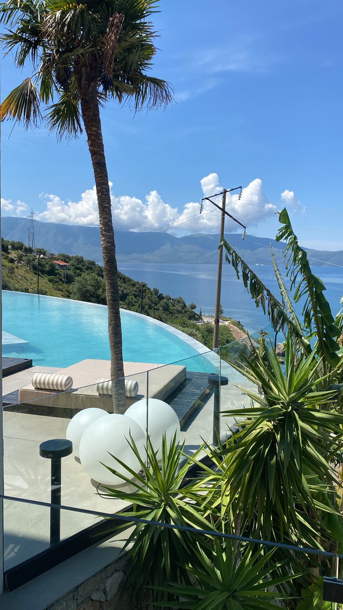 MohaBezzouaoui's tweet image. Les amis, je rentre d’Albanie.
Un conseil : Allez-y.
Pas cher, 2h de Paris, l’eau de la mer est magnifique, on y mange super bien, il fait super beau, les gens sont super gentils.
À 30 min de Corfu en ferry.