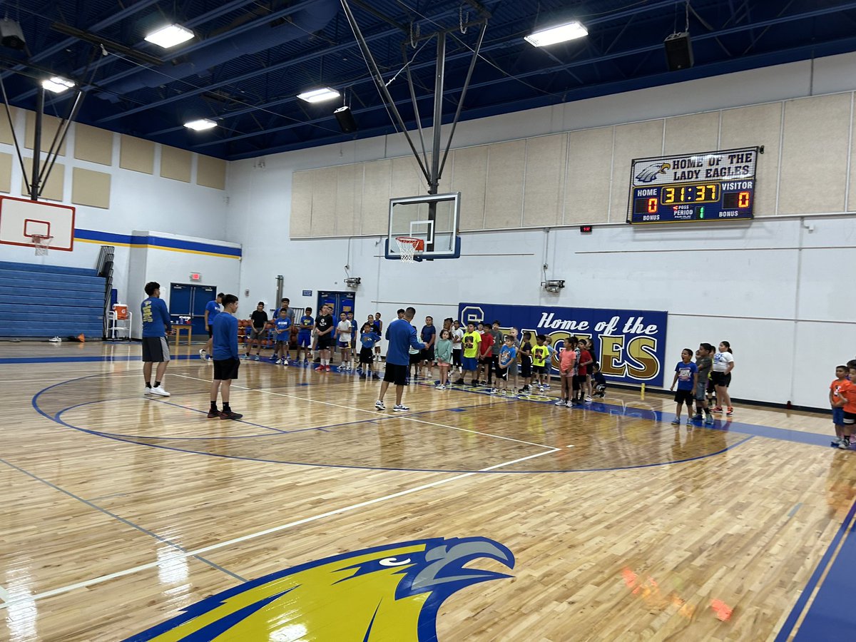 SE_EagleHoops's tweet photo. Soar with Pride basketball camp Day 1 was a success! 60 kids and still missing a few! Canβt wait to continue tomorrow! #BuildYourTarget @Agon9494 @Johnnytapia2005 @JeBarra22 @TroyEnriquezSE @SanEliAthletics @SanElizarioISD π¦
π https://t.co/FwU7m6YTgJ