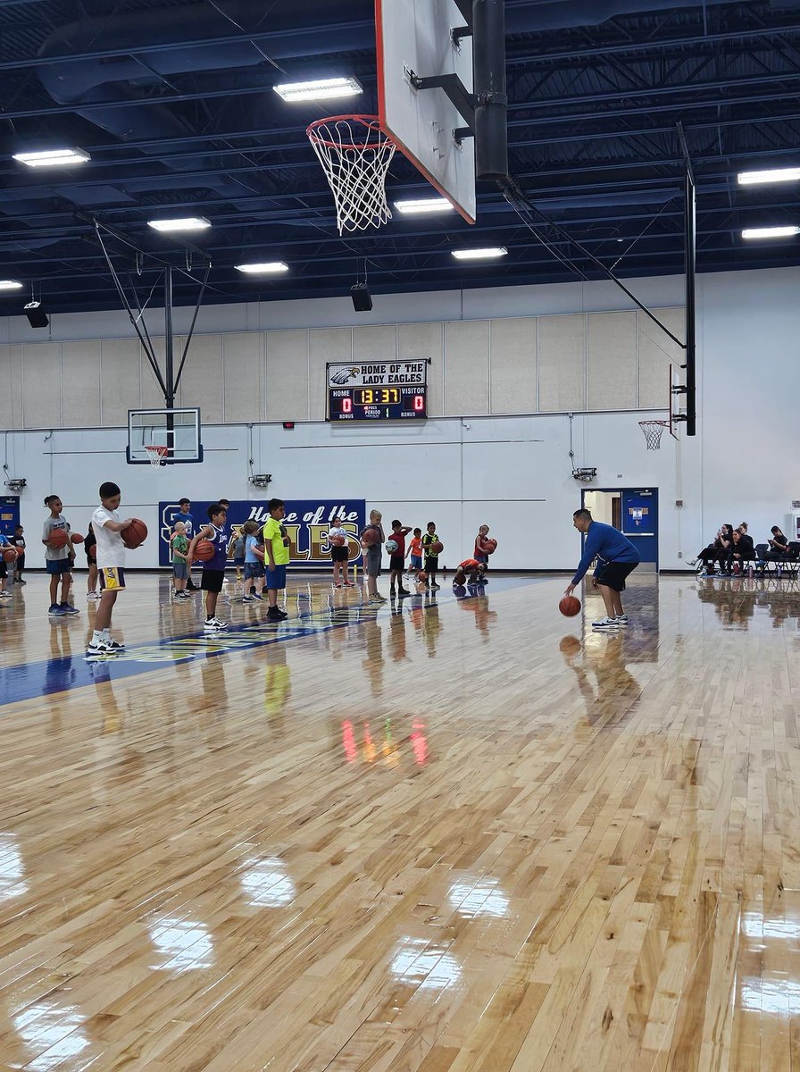 SE_EagleHoops's tweet photo. Soar with Pride basketball camp Day 1 was a success! 60 kids and still missing a few! Canβt wait to continue tomorrow! #BuildYourTarget @Agon9494 @Johnnytapia2005 @JeBarra22 @TroyEnriquezSE @SanEliAthletics @SanElizarioISD π¦
π https://t.co/FwU7m6YTgJ