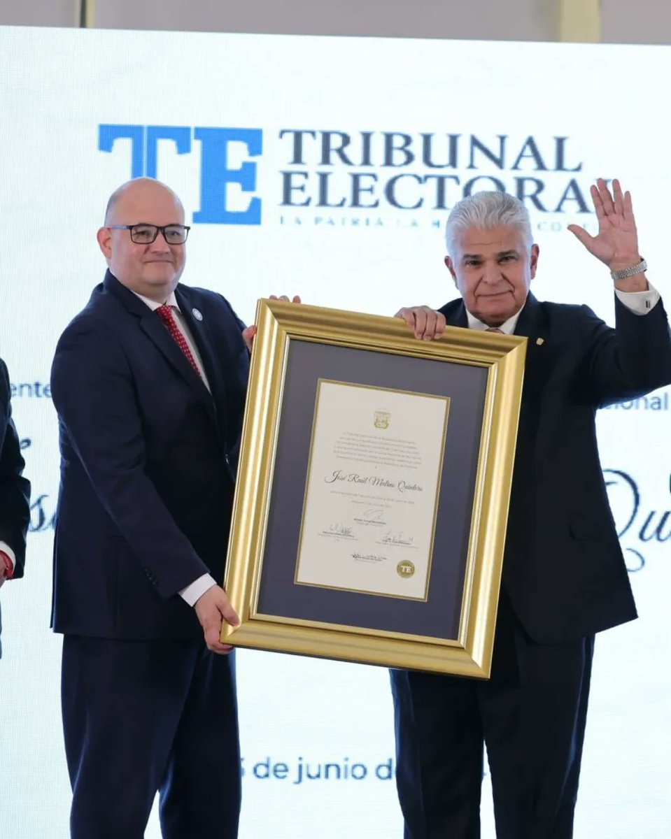 Nuestro presidente electo, José Raúl Mulino, recibió hoy lunes 3 de junio, las credenciales por parte del TE.

Dios dirija cada decisión que tome. Que sea siempre por el bienestar y desarrollo de la nación.🇵🇦

¡Felicidades! 

@ricardomartinelli99 
@joseraulmulino
<a href="/mulinomaricel/">Maricel de Mulino</a>