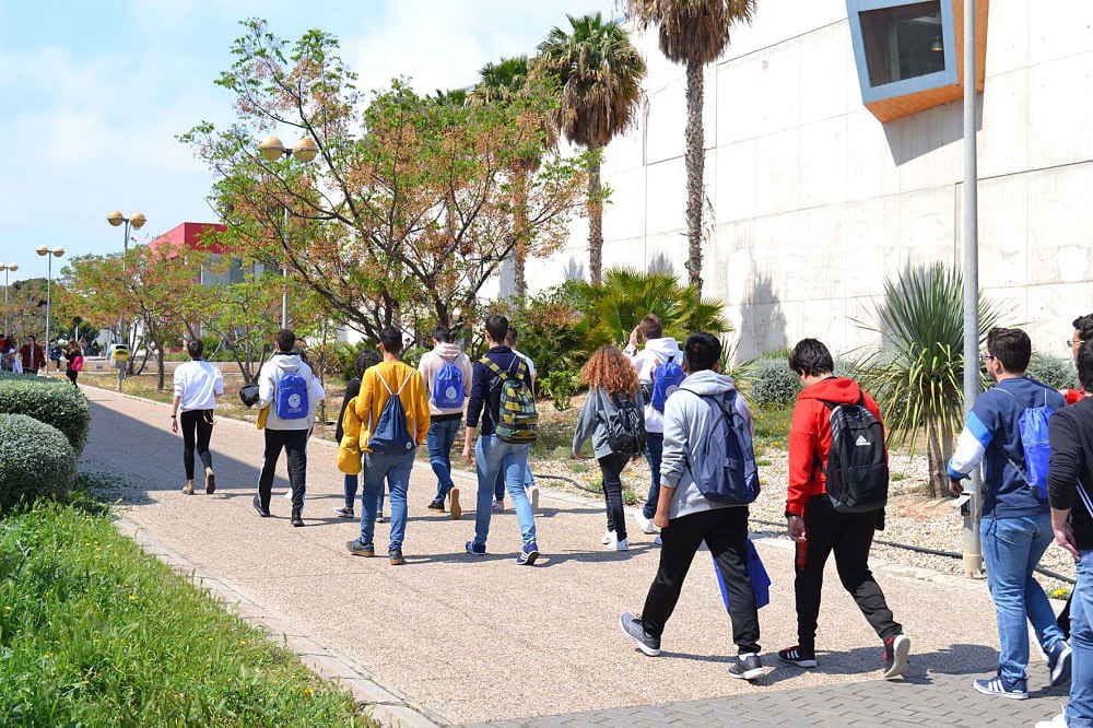 Antonio_Mtnz's tweet photo. En unas horas miles de estudiantes almerienses inician la prueba de selectividad EBAU. Quiero mostrar todo el apoyo y desarles todo el éxito en estos días. La educación pública es la garantía de ascensor social q nos equipara y desde el @PSOEAlmeria la vamos a seguir defendiendo https://t.co/fA9UMdjlLo