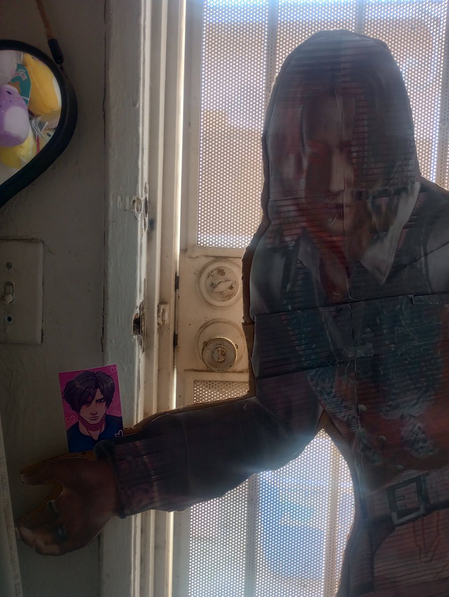 CinnaC1's tweet photo. I didn't get to cosplay Leon to Anime Riverside with my Luis Sera cutout, BUT I did get Leon from @lemonwerewolf while I cosplayed Kite (hxh) .
So now the two can be reunited. https://t.co/9NUTOUI4UQ