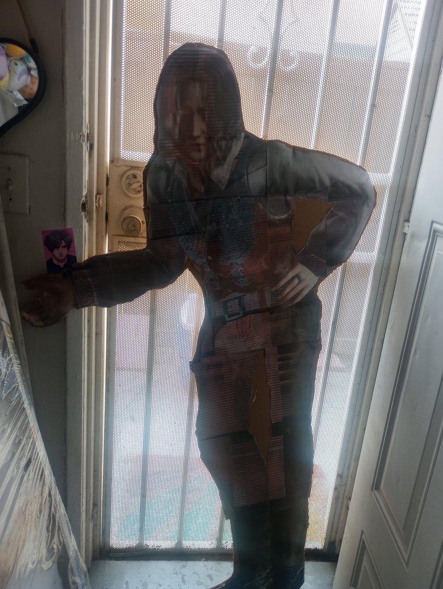CinnaC1's tweet photo. I didn't get to cosplay Leon to Anime Riverside with my Luis Sera cutout, BUT I did get Leon from @lemonwerewolf while I cosplayed Kite (hxh) .
So now the two can be reunited. https://t.co/9NUTOUI4UQ