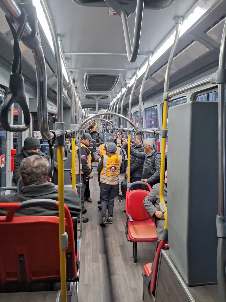 Fisca_MTT's tweet photo. Hoy las Inspectoras e inspectores de @Fisca_MTT realizaron controles al pago del pasaje en buses @Red_Movilidad en la comuna de Santiago. La multa puede llegar a 1 UTM y al no pagar tú pasaje afectas al sistema de transporte público y su desarrollo.#Fiscaliza arEsCuidar https://t.co/dc1oQbwTmP