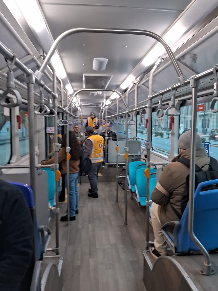 Fisca_MTT's tweet photo. Hoy las Inspectoras e inspectores de @Fisca_MTT realizaron controles al pago del pasaje en buses @Red_Movilidad en la comuna de Santiago. La multa puede llegar a 1 UTM y al no pagar tú pasaje afectas al sistema de transporte público y su desarrollo.#Fiscaliza arEsCuidar https://t.co/dc1oQbwTmP