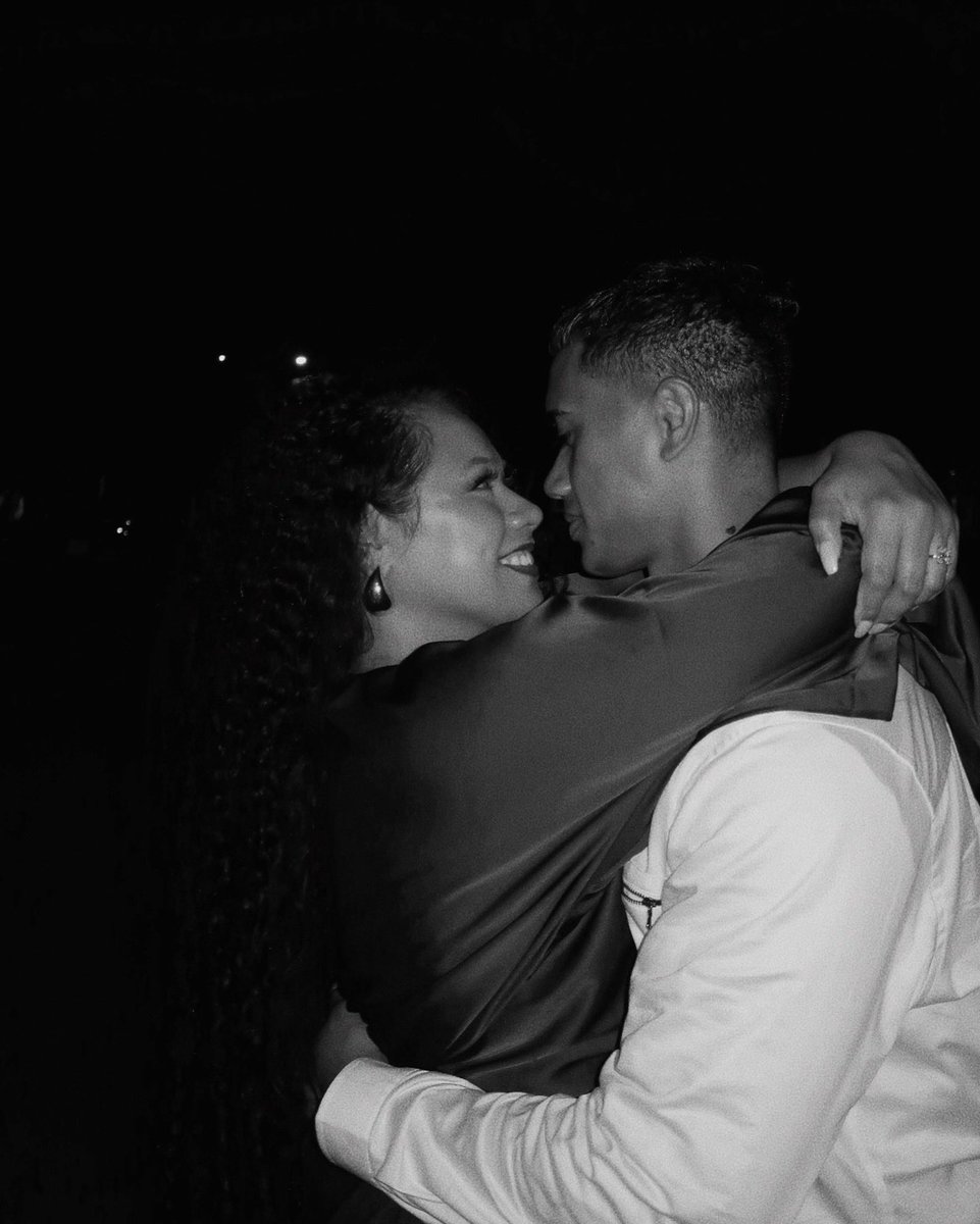 tuulelei's tweet photo. I was more excited to become a fiancée than I was to become a doctor 😂😭💍 https://t.co/VuqyYRM0AX
