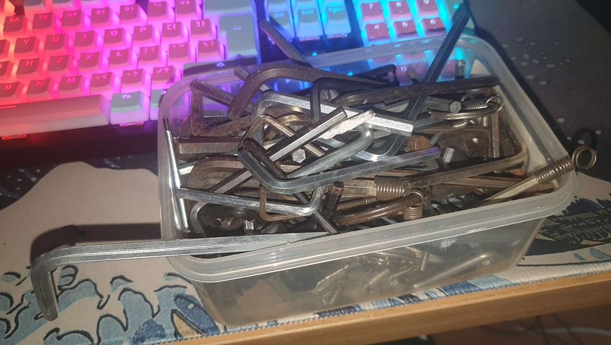 Raytf_'s tweet photo. @Bahpu_ god my dads box of them in my room rn, pretty sure bro has one of every possible size https://t.co/82iRIHG6Nq