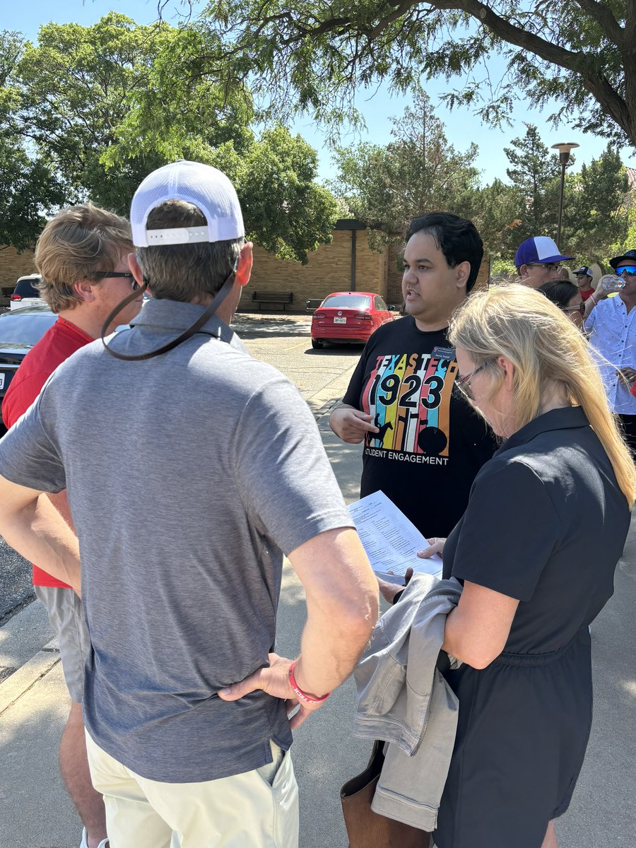 tchambersttu's tweet photo. Love watching TTU advisors and student success specialists interact with new Red Raiders! Some photos from our Honors College Meet & Greet and #MyCoMC Advising! https://t.co/gi4pm7C8N6