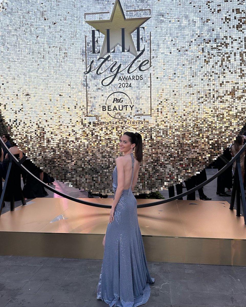 Tarzın, şıklığın ve ışıltın ile göz kamaştırıyorsun✨ <a href="/ezgisnlr/">Ezgi Şenler</a>

#EzgiŞenler #ElleStyleAwards2024