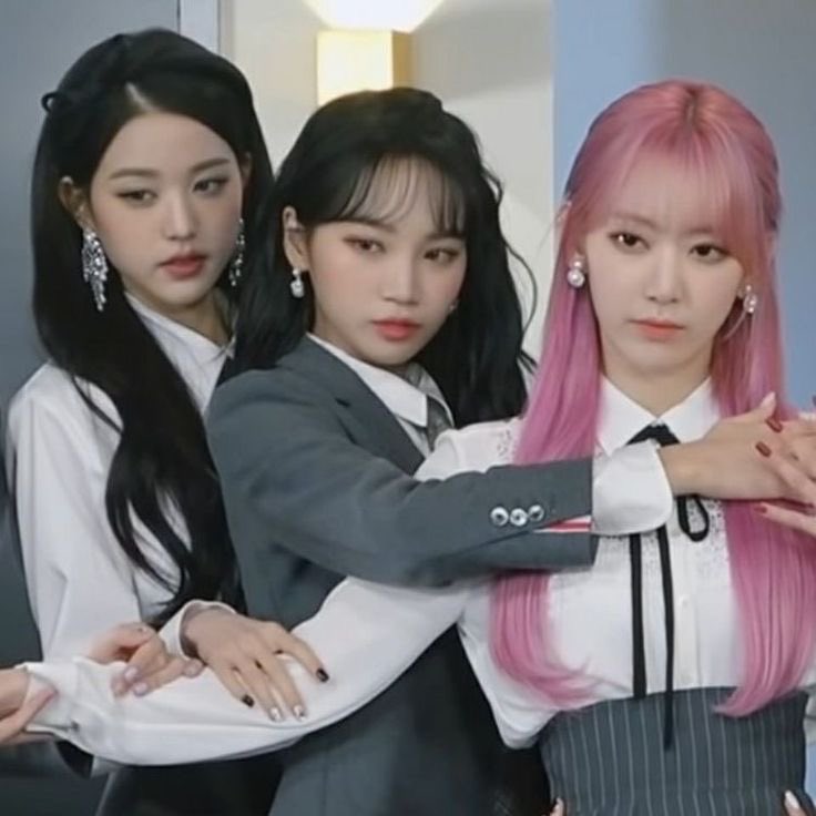 hourly izone tweet media