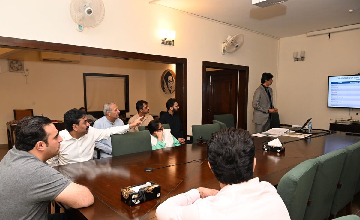 FarisIntizar's tweet photo. کراچی: پاکستان پیپلزپارٹی کے چیئرمین بلاول بھٹو زرداری سے سندھ میں محکمہ زراعت و آبپاشی کے وزیر جام خان شورو نے بلاول ہاؤس میں ملاقات کی، اس موقع پر محکموں کے میگا پراجیکٹس کے حوالے سے بریفنگ دی گئی۔
@BBhuttoZardari 
@JamKhanShoroPPP https://t.co/aHdyREXRkf