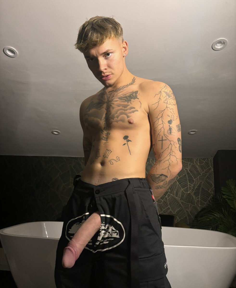 Love making tight holes loose in public 🍆
Comment ‘yes’ if you’d meet me 😋