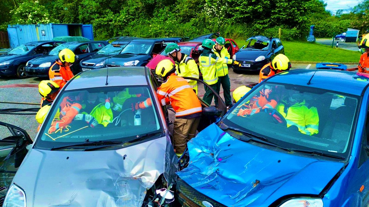 NyfrsTC's tweet photo. Prior Planning &amp; Preparation Prevents Poor Performance! 

Our WT recruits &amp; @YorksAmbulance student paramedics cohesively working together during a casualty extraction. 

Demonstrating application of JESIP principles to achieve a common goal!

#JESIP #999family #jointlearning https://t.co/0IbS4JKzhL