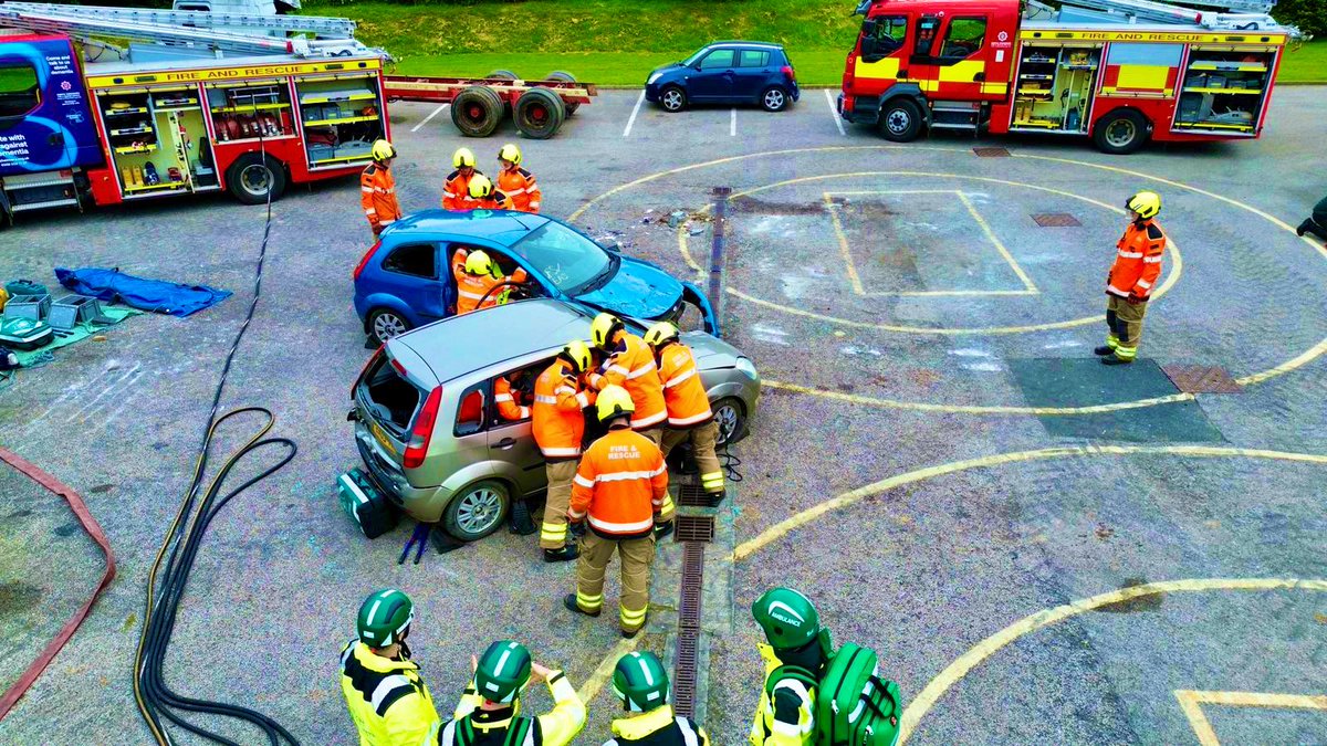 NyfrsTC's tweet photo. Prior Planning &amp; Preparation Prevents Poor Performance! 

Our WT recruits &amp; @YorksAmbulance student paramedics cohesively working together during a casualty extraction. 

Demonstrating application of JESIP principles to achieve a common goal!

#JESIP #999family #jointlearning https://t.co/0IbS4JKzhL