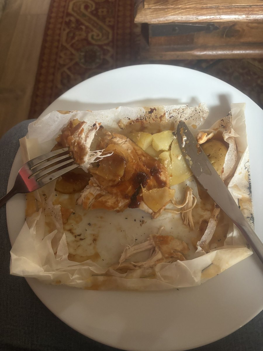 Cooked chicken with spuds onions and bbq sauce in a paper parcel. Was really nice. OH said it was ‘chewy’. He was eating the paper… FFS 🤦‍♀️ #putyourspecson