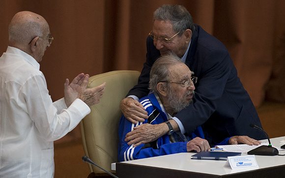 #Fidel “A algunos compañeros que hablaban de cosas de seguridad, yo les decía: "Cuiden a #Raúl más que a mí, porque a Raúl le queda más juventud, más energías que a mí", ... porque yo le llevo unos cuantos años a Raúl. Espero que ustedes puedan contar con él mucho más tiempo”.