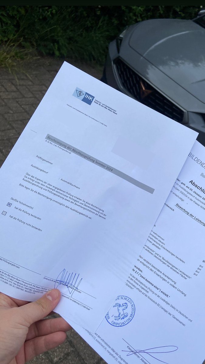 EinNiklas's tweet photo. Nach 3 Jahren habe ich heute meine Ausbildung zum Automobilkaufmann mit 2,1 bestanden!🚘📚✅ https://t.co/1sqL7vi8mF