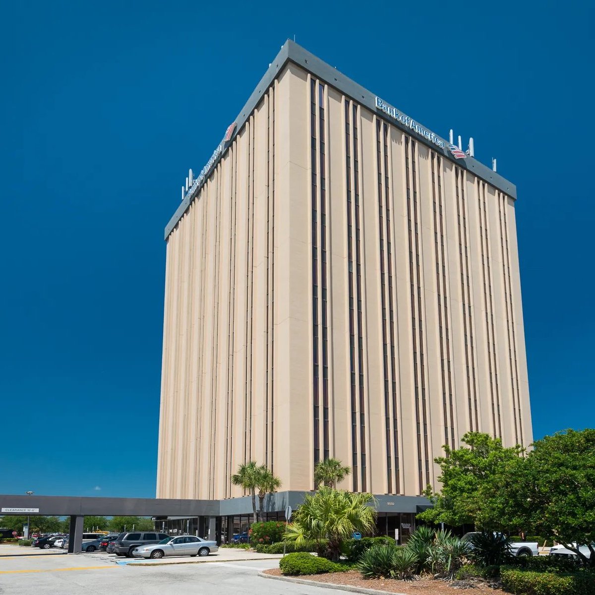 Conveniently located near the Southside area, this 12-story office tower offers reserved parking options and easy access to dining, shopping, and services. Contact us today to learn more about available suites and leasing options: bit.ly/3yHyTE6