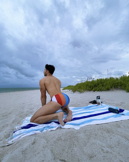 Que ganas de que me cojan en la playa 😈 https://t.co/DZCMNpGtUQ