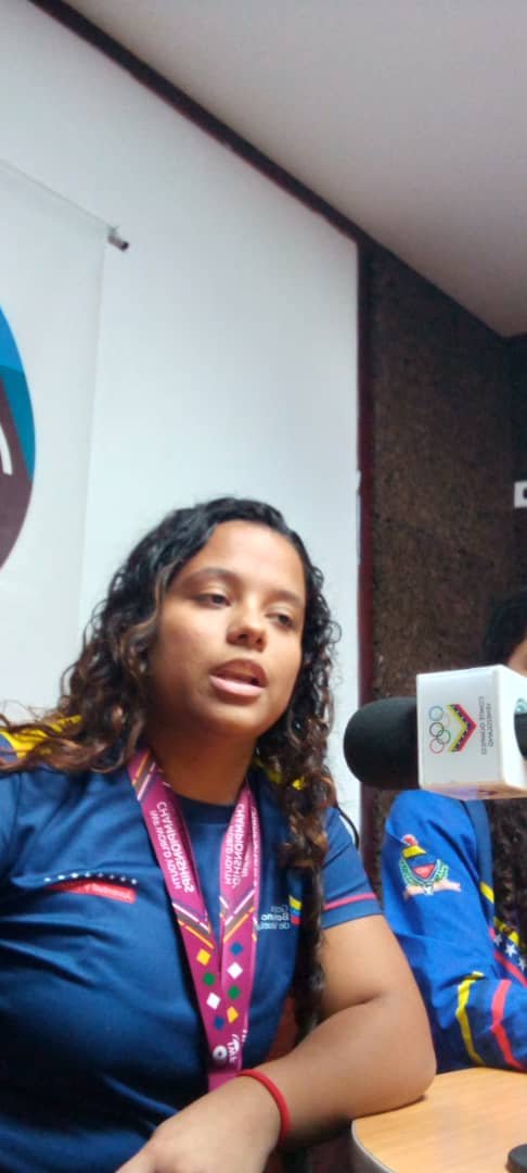 cronodeporte21's tweet photo. #pesas La  atleta  de #miranda Sahara Ochoa campeona mundial de 🏋️🏅 nos señal{o en @enlacancha21  que ahora  se prepara para su participación en los #Nacionales2022 
#fevepesas https://t.co/hHWXEEjdwX