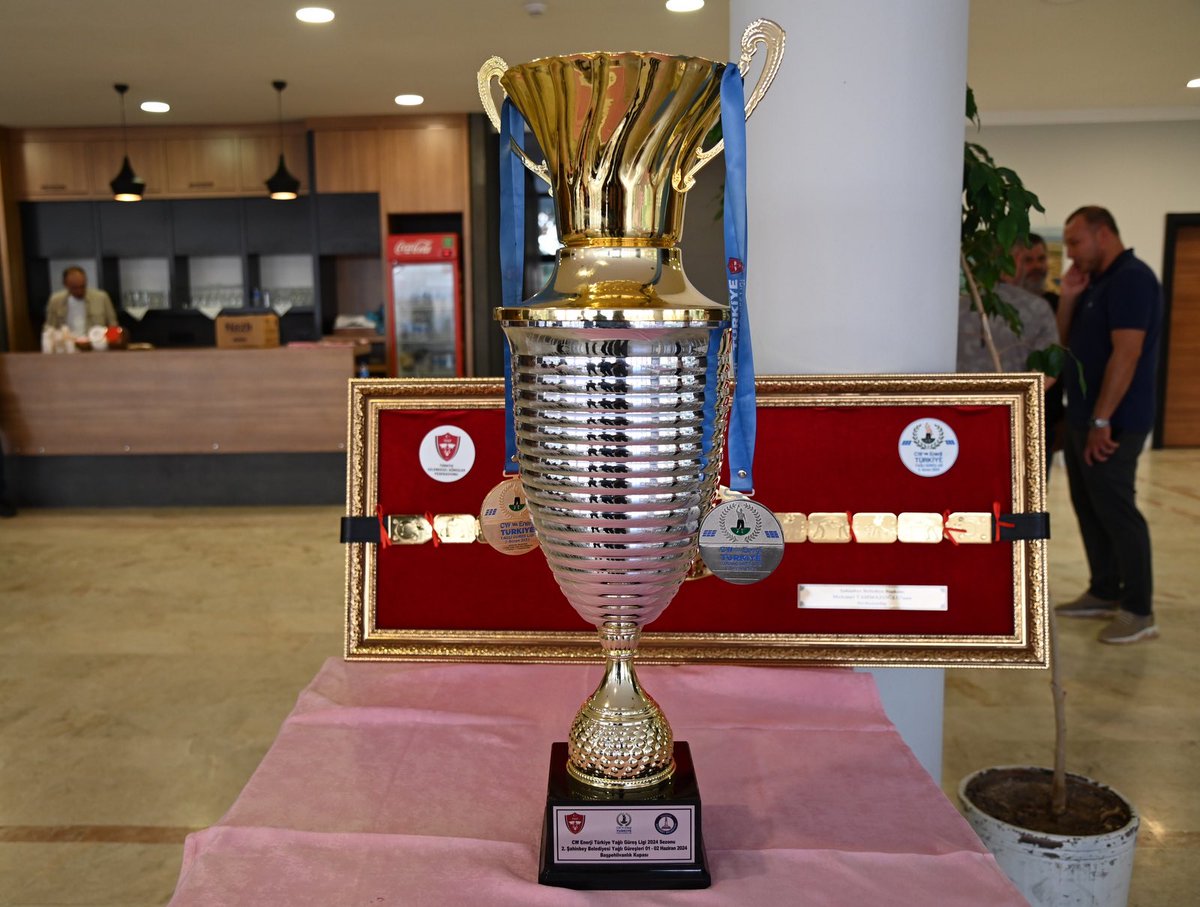 Şahinbey Yağlı Pehlivan Güreşleri’nde büyük başarı gösteren güreş takımımızı Boğaz Otel’de ziyaret ettik. 
Güreş sezonunda gösterdikleri üstün performanslarından dolayı sporcularımıza ödül takdiminde bulunurken, Manavgat Belediyesi’ne transfer olan Başpehlivan Osman Kan’a iyi+