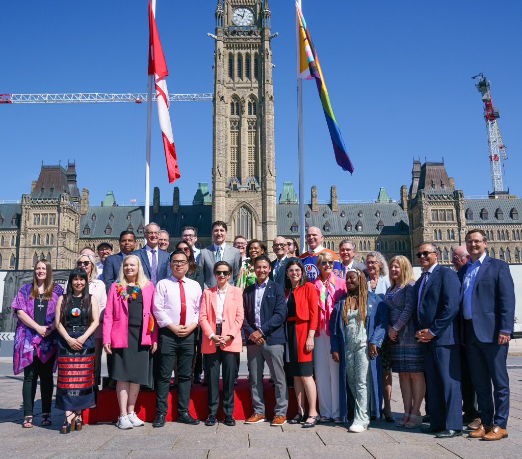 MarciIen's tweet photo. Lancement de la saison de la fierté sur la Colline du Parlement. 

Ce mois-ci, nous célébrons l’histoire et l’unité de la communauté 2SLGBTQI+.
Bonne saison de la Fierté! 🌈
#fiertéottawa #voirlavaleur #joyeuesfierté https://t.co/2vaXOdov1W