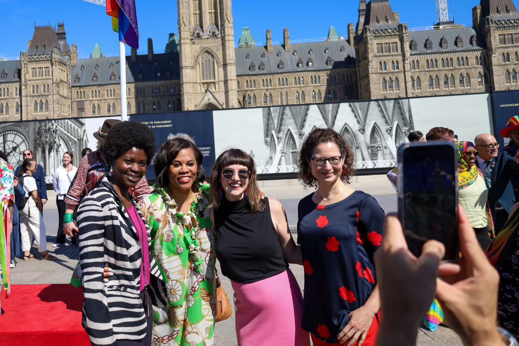MarciIen's tweet photo. Lancement de la saison de la fierté sur la Colline du Parlement. 

Ce mois-ci, nous célébrons l’histoire et l’unité de la communauté 2SLGBTQI+.
Bonne saison de la Fierté! 🌈
#fiertéottawa #voirlavaleur #joyeuesfierté https://t.co/2vaXOdov1W