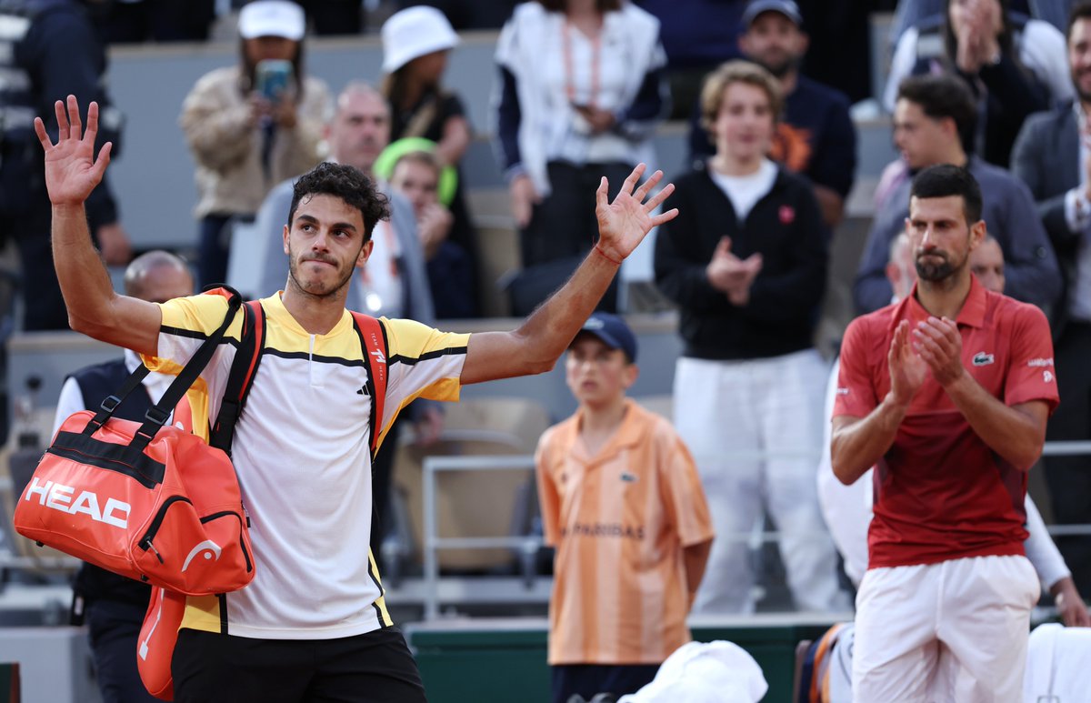 Aplausos de pie para el señor partido que jugó <a href="/FranCerundolo/">Francisco Cerúndolo</a> 👏

Exprimió hasta lo último a Novak Djokovic 🇷🇸 (1°) en la cuarta ronda de #RolandGarros y confirmó que está para ganarle a cualquiera. 

💪¡A seguir, Fran! Es por acá.