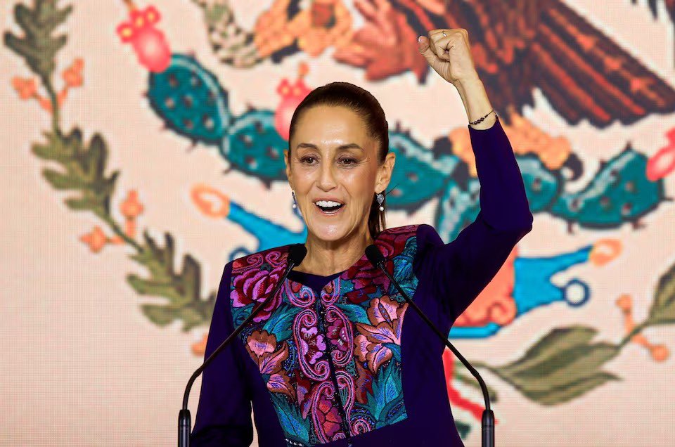 Gabriela Alcón (@gabrielaalconm) on Twitter photo ¡México tiene presidenta!
Saludo la victoria de <a href="/Claudiashein/">Claudia Sheinbaum Pardo</a> quien ayer se convirtió en la primera mujer presidenta de la República de México. Claudia ganó las elecciones con una amplia e histórica mayoría. Me alegra saber que una mujer preparada, pero sobre todo comprometida ¡México tiene presidenta!
Saludo la victoria de <a href="/Claudiashein/">Claudia Sheinbaum Pardo</a> quien ayer se convirtió en la primera mujer presidenta de la República de México. Claudia ganó las elecciones con una amplia e histórica mayoría. Me alegra saber que una mujer preparada, pero sobre todo comprometida