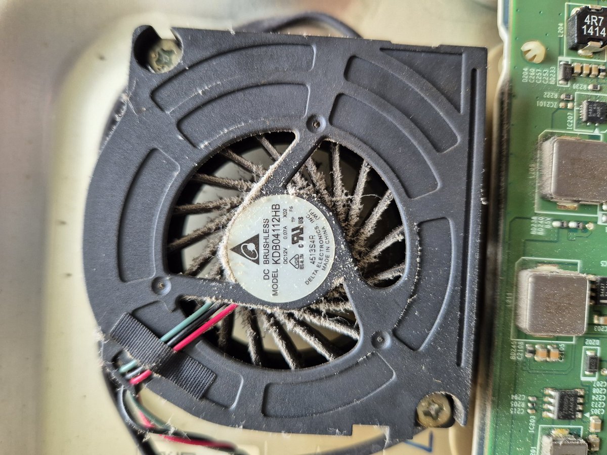 Sander_1985's tweet photo. @SamsungNL Goedenavond, Mijn tv geeft telkens de melding dat er problemen zijn met de koelventilator. Bij het openen van de tv kwam ik erachter dat de ven niet meer aanslaat uit zichzelf. Momenteel kijk ik tv zonder achterkant wat niet geheel de bedoeling is lijkt mij ... https://t.co/nASPyzXRYe