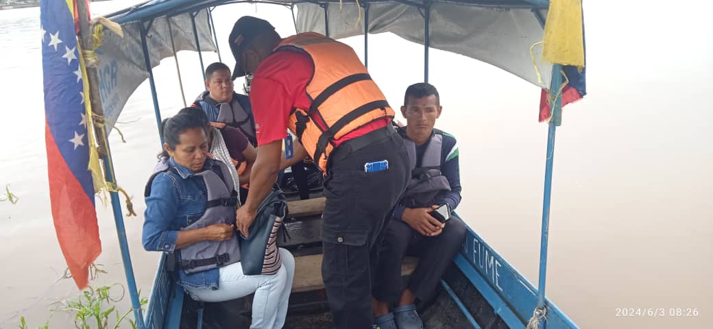 capiptoamazonas's tweet photo. #3Jun #HOY ...la @capiptoamazonas realiza inspección matutina del inicio de las operaciones a las Cooperativas de Transporte Fluvial Transfronterizo #LikePaNicolas #ComprometidosConLaVenezuelaAzul https://t.co/ikZ10P7Lwd