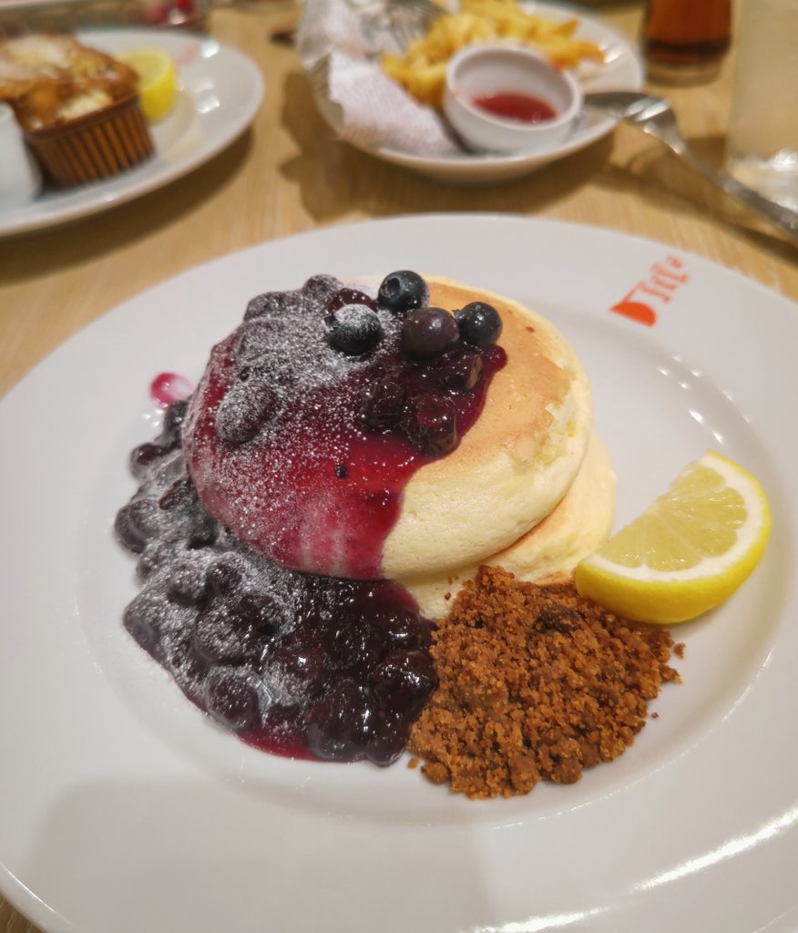616_2sak's tweet photo. 深夜に片足突っ込んでるけど、最近食べたパンケーキが美味しかった＆なんかいい感じに撮れたからここに投下する。 https://t.co/kSSU2PewRT